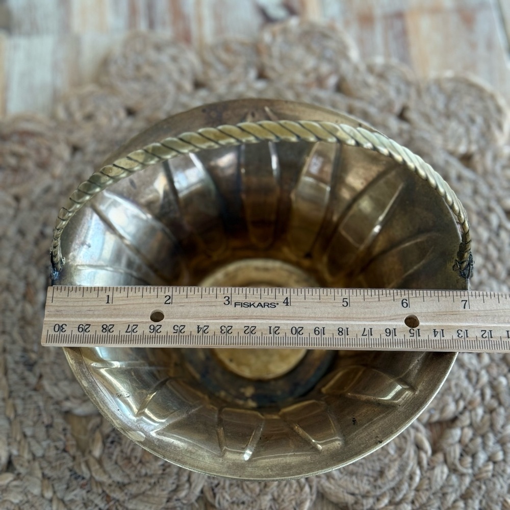 Vintage Brass Basket With Swiveling Handle - Picture 9 of 9